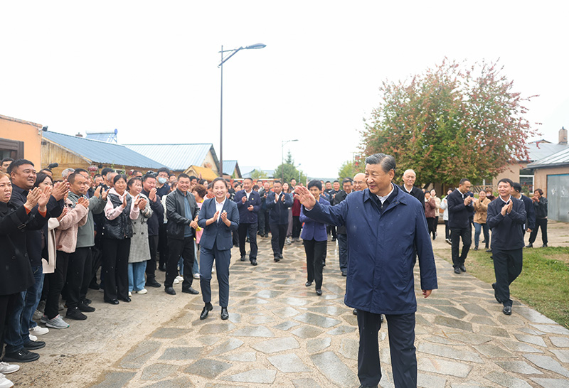 9月6日至8日，中共中央總書記、國家主席、中央軍委主席習(xí)近平在黑龍江考察。這是6日下午，習(xí)近平在大興安嶺地區(qū)漠河市北極村考察時，向當(dāng)?shù)厝罕姄]手致意。