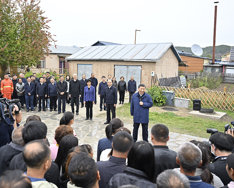 9月6日至8日，中共中央總書記、國家主席、中央軍委主席習(xí)近平在黑龍江考察。這是6日下午，習(xí)近平在大興安嶺地區(qū)漠河市北極村考察時，同當(dāng)?shù)厝罕娪H切交流。