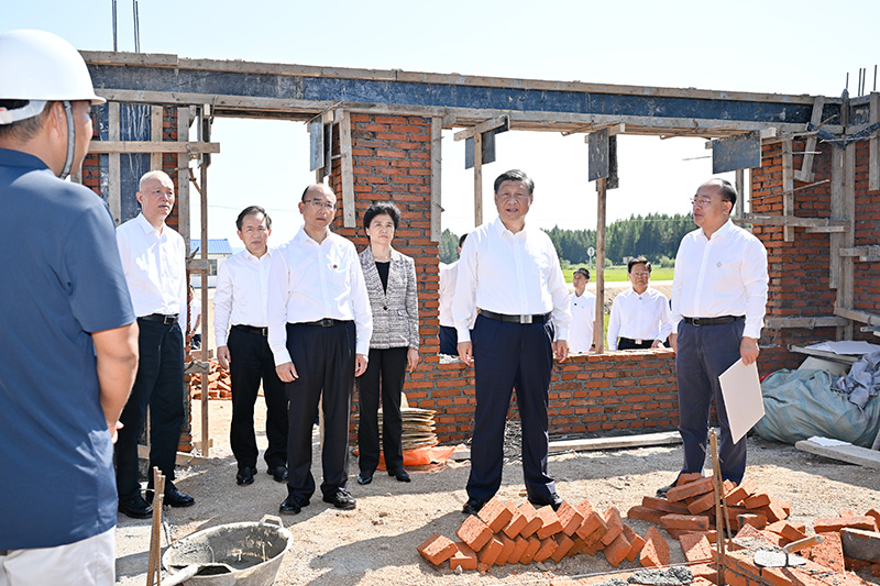 9月6日至8日，中共中央總書記、國家主席、中央軍委主席習(xí)近平在黑龍江考察。這是7日上午，習(xí)近平在遭受洪澇災(zāi)害的哈爾濱尚志市老街基鄉(xiāng)龍王廟村，察看水毀房屋重建情況。